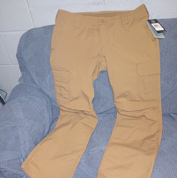 I under armor storm water resistant khakis, brand new size 12 woman's....NICE! - Picture 6 of 7